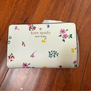 New with Box Kate Spade floral wallet garden bouquet multi color zipper